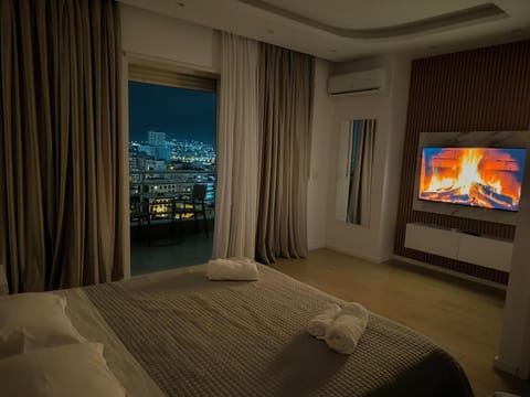 Communal lounge/ TV room, Bed, Night, TV and multimedia, Photo of the whole room, Evening entertainment, Bedroom, towels