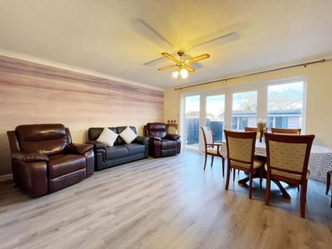 4 Bedrooms Holiday Home Apartment in Yeovil