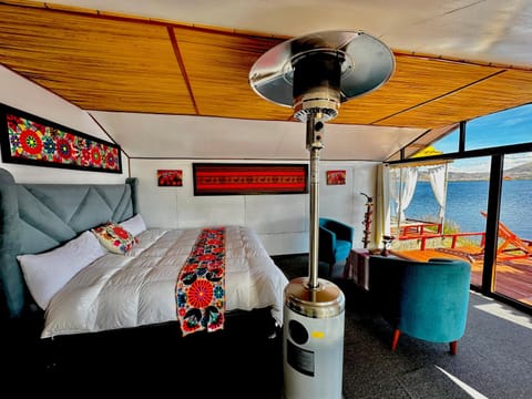 Bed, View (from property/room), City view, Lake view
