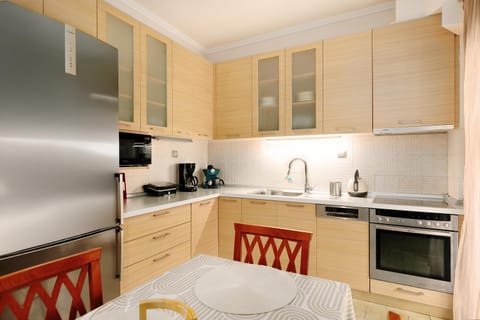 Coffee/tea facilities, Kitchen or kitchenette, oven, stove, toaster
