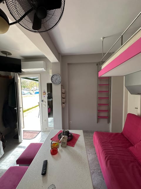Bed, Living room, Seating area