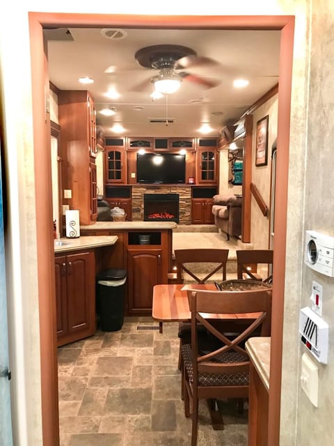 Kitchen or kitchenette, Dining area, fireplace