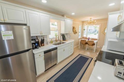 Coffee/tea facilities, Kitchen or kitchenette, Dining area, dishwasher, oven, stove, toaster