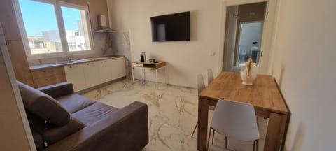 TV and multimedia, Kitchen or kitchenette, Living room, Seating area, Dining area