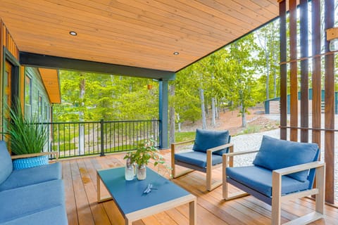 Decks and Yard Games Lakefront in Gainesville! House in Gainesville