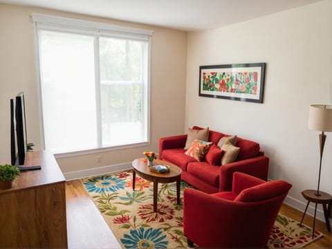 TV and multimedia, Living room, Seating area, Evening entertainment