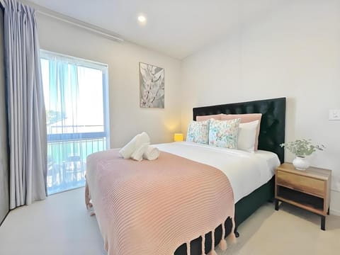 2BR City Townhouse with air con Courtyard and Parking House in Auckland