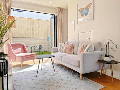 2BR City Townhouse with air con Courtyard and Parking House in Auckland