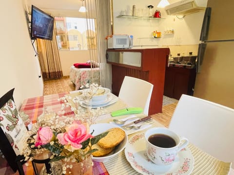 TV and multimedia, Coffee/tea facilities, Kitchen or kitchenette, Living room, Seating area, Dining area, stove