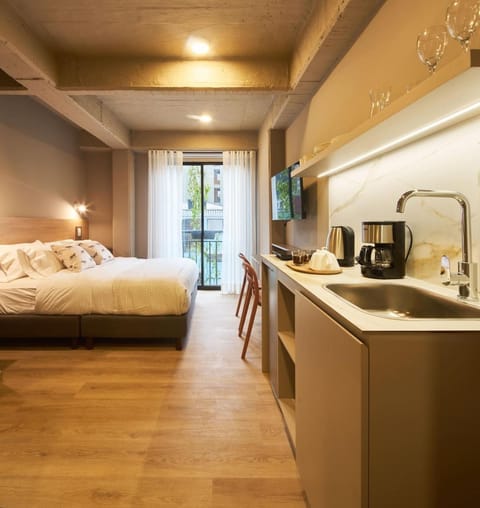 Bed, TV and multimedia, Coffee/tea facilities, Kitchen or kitchenette, Photo of the whole room, Bedroom