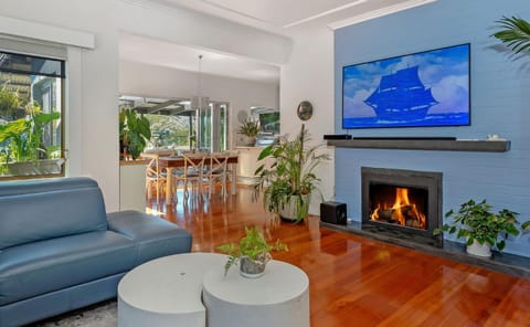 Pelican Place - absolute waterfront overlooking MoNA House in Tasmania