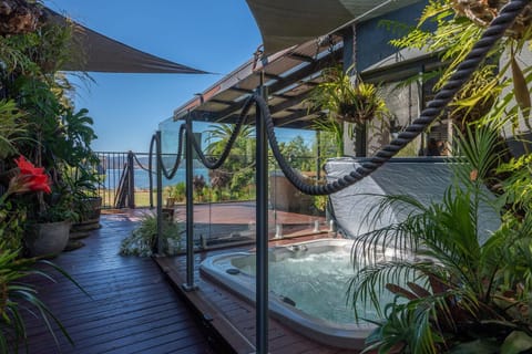 Pelican Place - absolute waterfront overlooking MoNA House in Tasmania