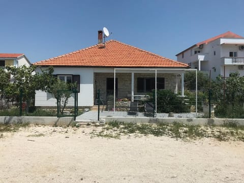 Beachfront Villa Ksenija - 4 bedrooms & parking Villa in Šibenik-Knin County, Croatia