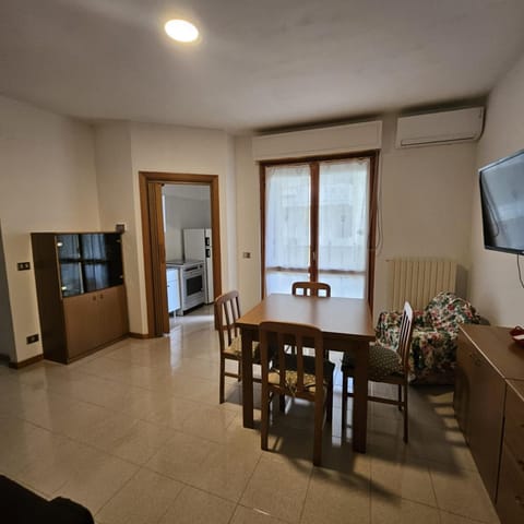 TV and multimedia, Kitchen or kitchenette, Living room, Dining area, pet friendly, air conditioner
