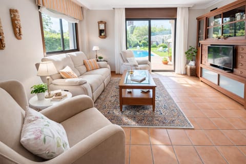 Natural landscape, Garden, TV and multimedia, Living room, Seating area, Garden view, Pool view