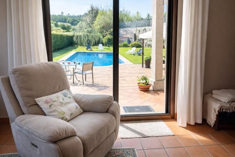 Day, Garden, Living room, Seating area, Garden view, Pool view, Swimming pool, sunbed