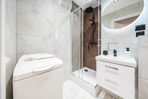 Shower, Bathroom, towels