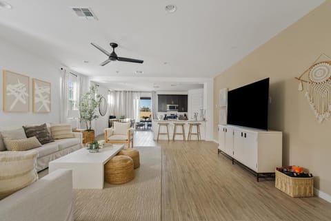 Communal lounge/ TV room, TV and multimedia, Living room, Seating area, Evening entertainment