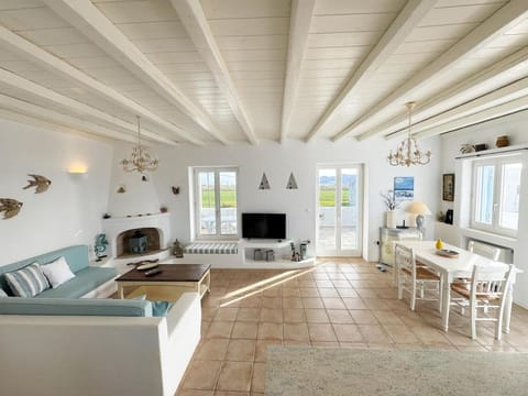 Sunny House House in Paros, Greece