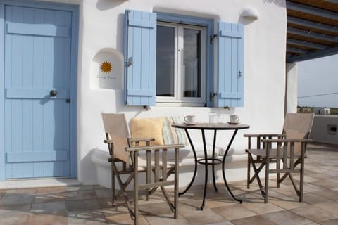 Sunny House House in Paros, Greece