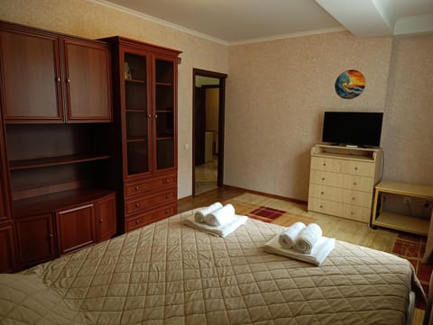 Bed, TV and multimedia, Photo of the whole room, Bedroom, towels, wardrobe