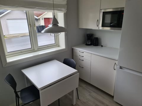 Coffee/tea facilities, Kitchen or kitchenette, Dining area, microwave, kitchen