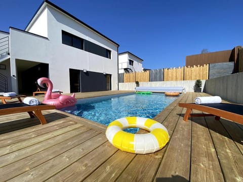 Property building, Swimming pool