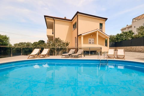 Property building, Swimming pool, sunbed