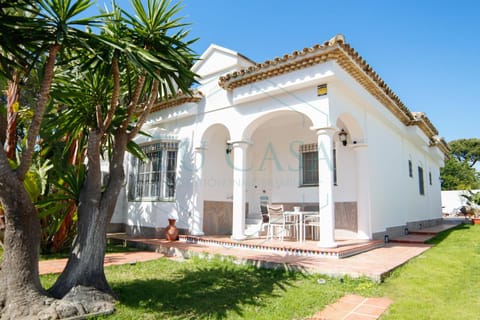 Property building, Patio, Day, Garden, Garden view