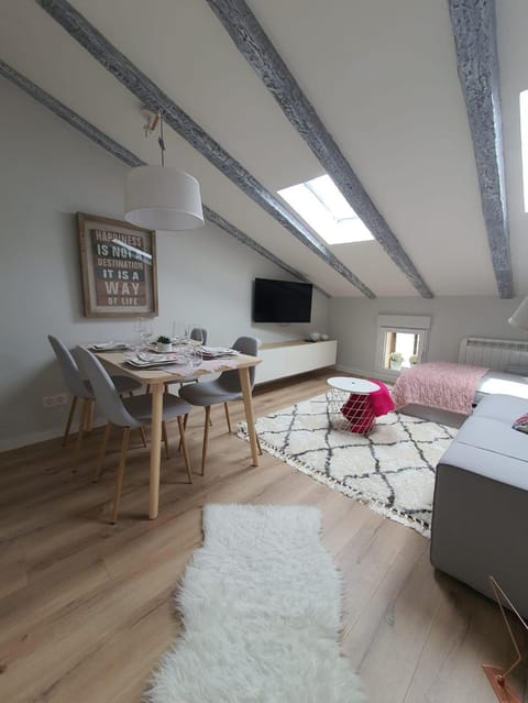 TV and multimedia, Living room, Seating area, Dining area