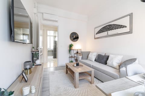 TV and multimedia, Living room, Seating area, air conditioner