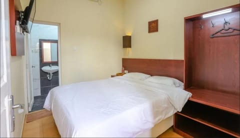 Bed, TV and multimedia, Photo of the whole room, Bedroom, wardrobe