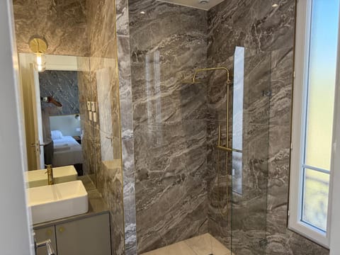 Alma Hotel Hotel in Courbevoie