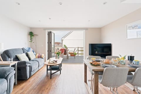 TV and multimedia, Living room, Seating area, Dining area