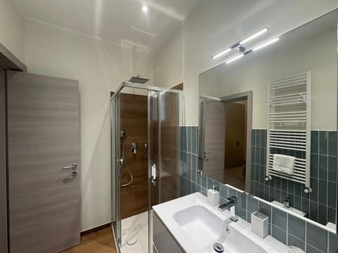 Shower, Bathroom, towels