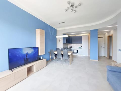 TV and multimedia, Kitchen or kitchenette, Living room, Seating area, Dining area, stove