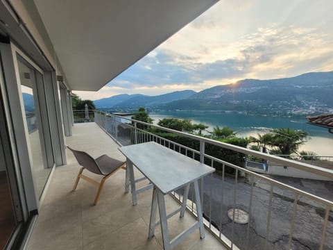 Day, Natural landscape, View (from property/room), Balcony/Terrace, Dining area, Lake view, Mountain view