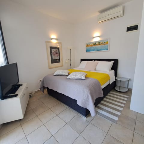 Bed, TV and multimedia, Bedroom