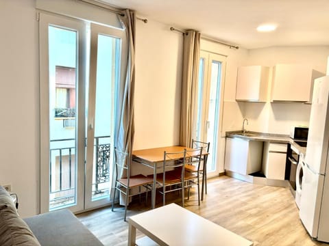 Kitchen or kitchenette, Living room, Seating area, Dining area, oven, stove