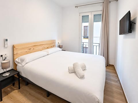 Bed, TV and multimedia, Photo of the whole room, Bedroom, towels