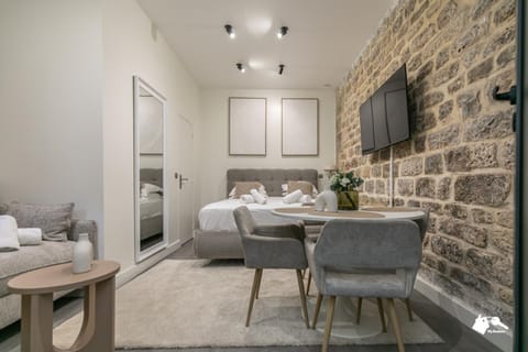 Bed, TV and multimedia, Kitchen or kitchenette, Living room, Photo of the whole room, Dining area, towels