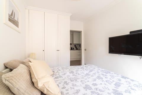 Bed, TV and multimedia, Photo of the whole room, wardrobe