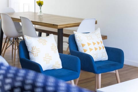 Living room, Seating area, group of guests