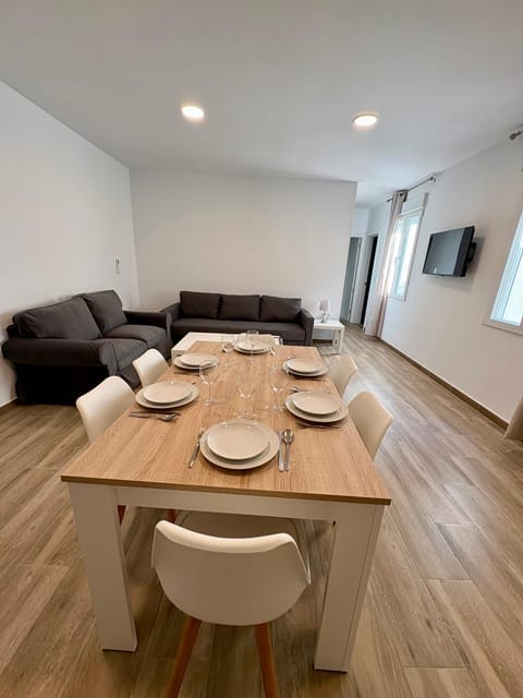 TV and multimedia, Living room, Seating area, Dining area