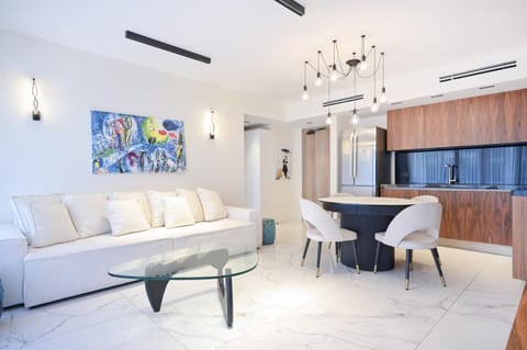 Kitchen or kitchenette, Living room, Seating area, Dining area