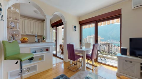 Kitchen or kitchenette, Living room, Seating area