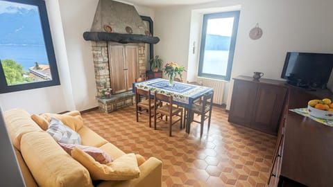 Communal lounge/ TV room, TV and multimedia, Living room, Seating area, Dining area