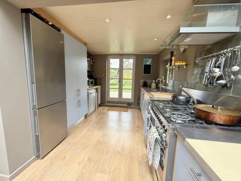 Tranquil Seaside Cottage by NewFo House in Milford on Sea