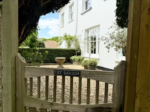 Tranquil Seaside Cottage by NewFo House in Milford on Sea