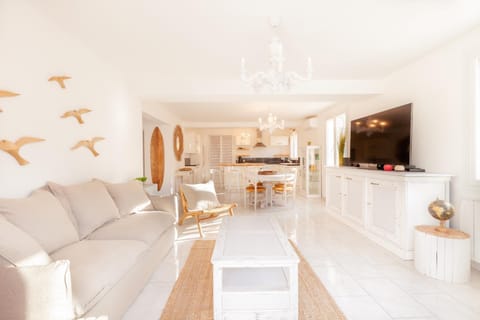 TV and multimedia, Kitchen or kitchenette, Living room, Seating area